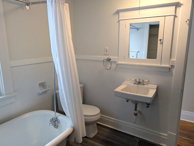 Building Photo - 81 Church St