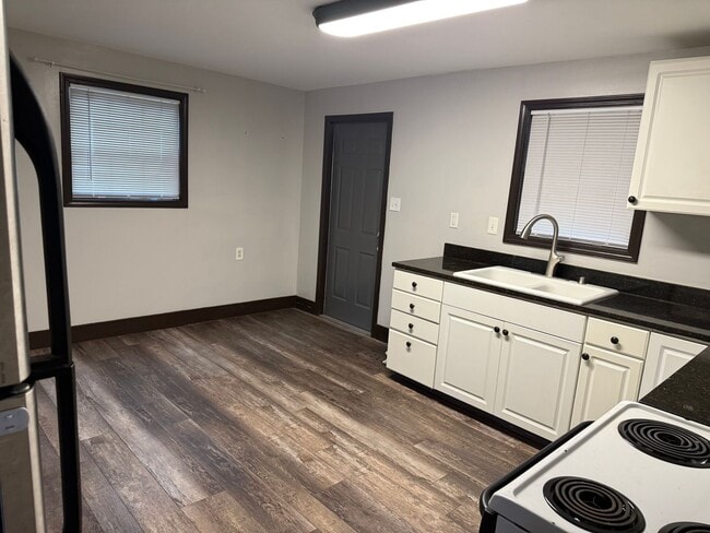 Building Photo - MOVE IN READY!