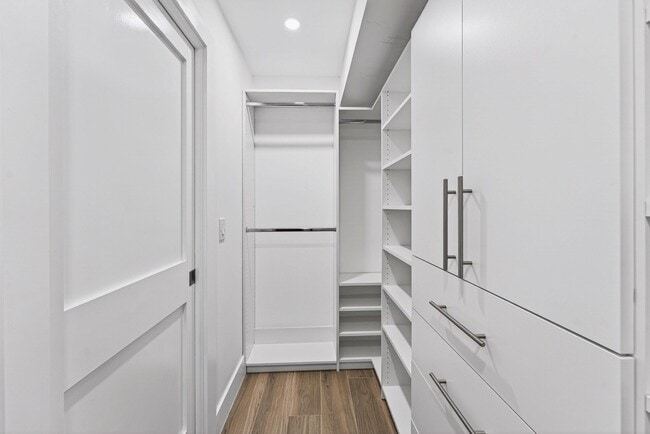 Building Photo - 1206 S Lake Dr