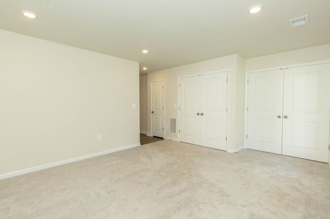 Building Photo - 3 Bed, 2 Full/2 Half Bath, Well Maintained...