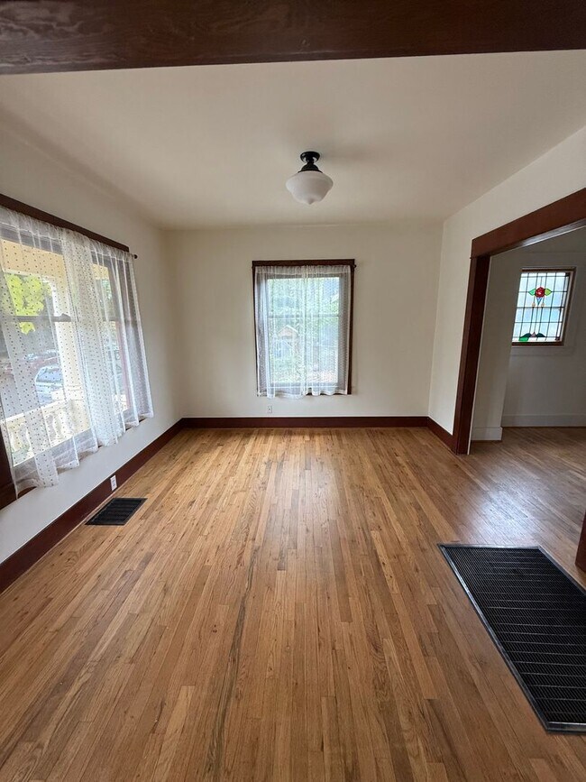 Building Photo - Charming Sellwood Gem in the Heart of SE P...