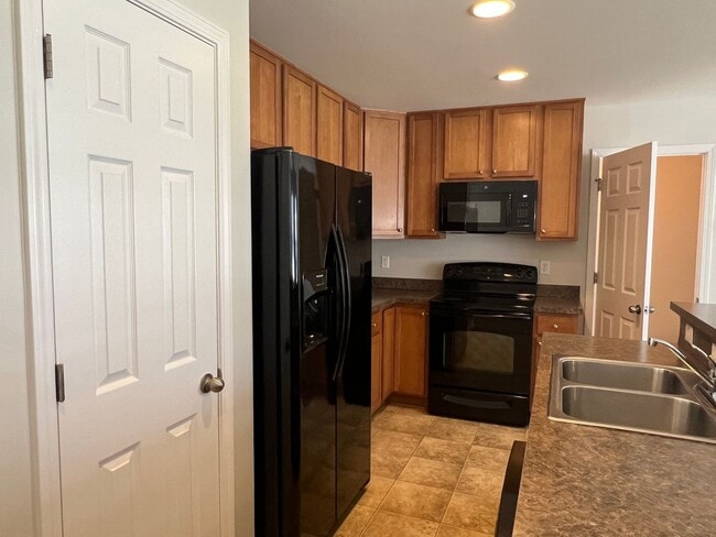 Building Photo - Beautiful 4 Bedroom, 3.5 Bath, Pet Friendl...