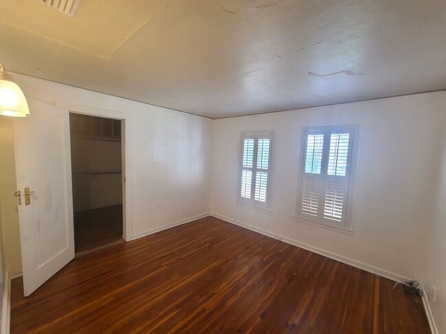 Building Photo - Home with All Utilities Included Now Available in Calexico!