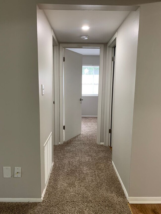 Building Photo - Spacious 2-Bedroom Apartment for Rent in C...
