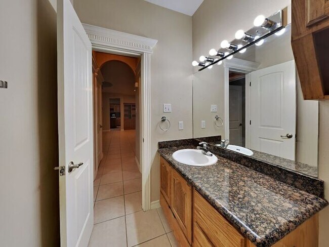 Building Photo - *No Application Fee* *$500 off First Month...