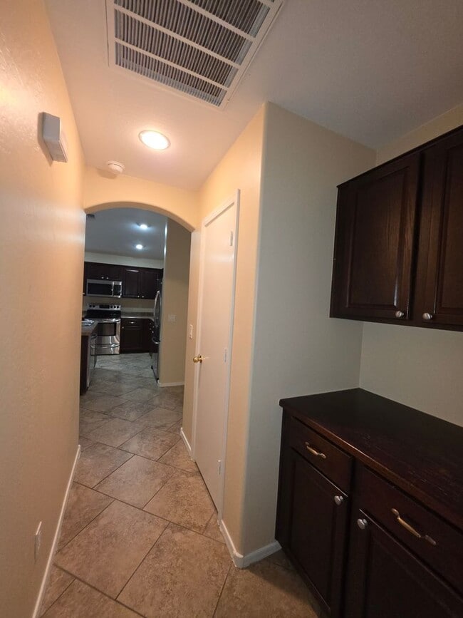 Building Photo - 7805 S 48th Ln