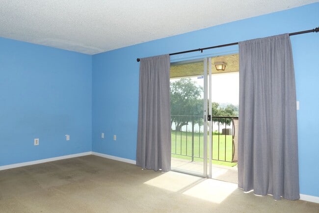 Building Photo - Desirable Maitland townhome