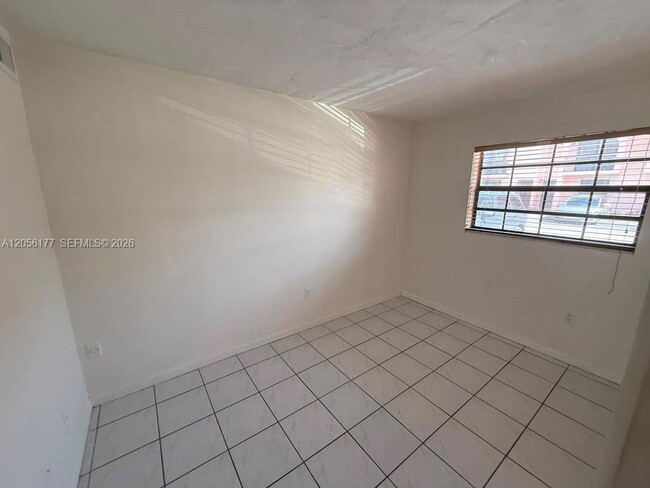 Building Photo - 2560 W 53rd St