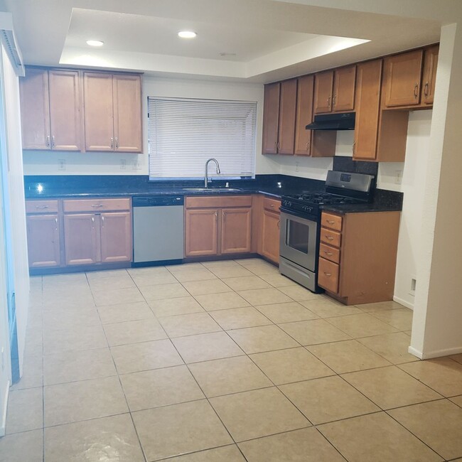 Building Photo - Move-in Ready New Paint & New Carpet 3 bed 2.5 bath La Sierra Home