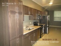 Building Photo - 847 Martin St
