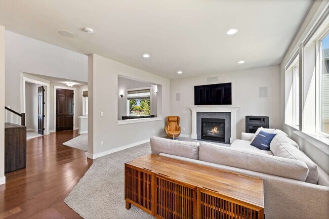 Building Photo - **Stunning Luxury Home in Desirable Mukilteo for RENT!** Available August 25th for MOVE IN