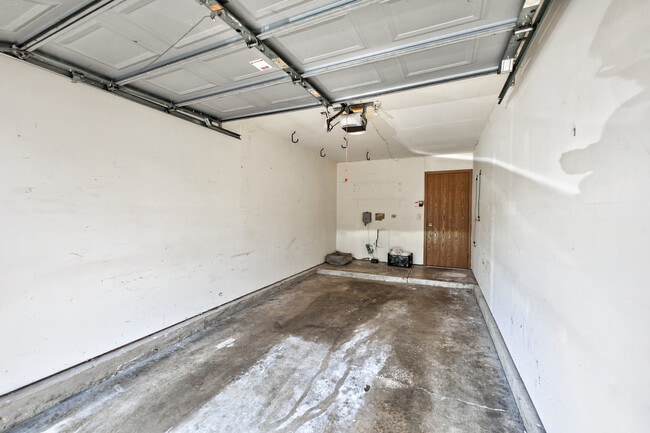 Building Photo - 665 Thorntree Ct