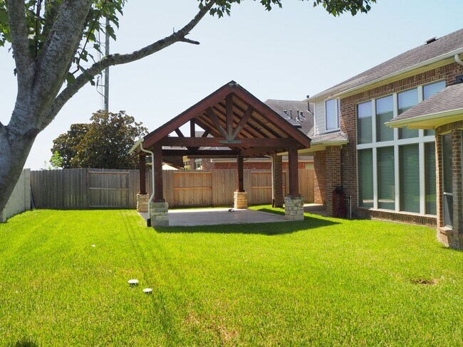 Building Photo - 28607 Green Hedge Dr