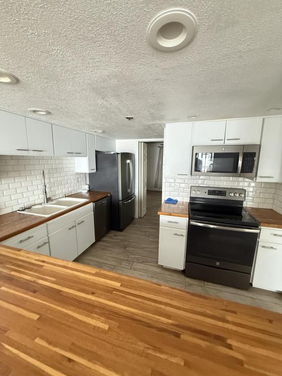 Building Photo - 1540 Riverside Dr