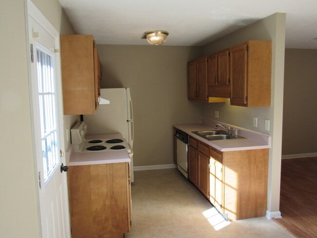 Building Photo - Charming 2-Bed, 2-Bath Townhouse in NW Kno...