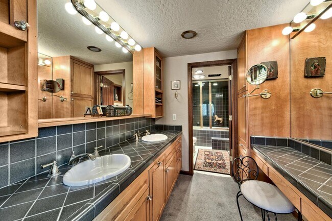 Building Photo - 1480 Ormsby Dr