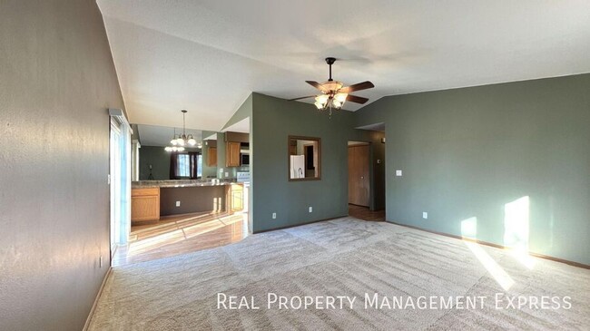 Building Photo - Spacious 4 Bed 2 Bath Single Family Home w...