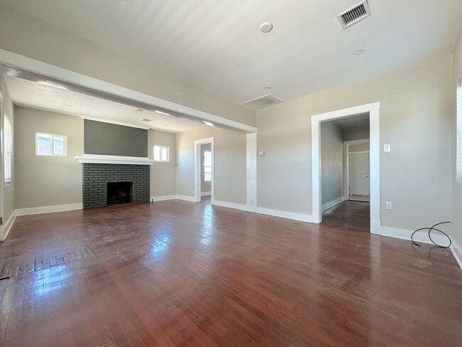 Building Photo - 2 bed w/REFRIG A/C and HUGE finished basem...