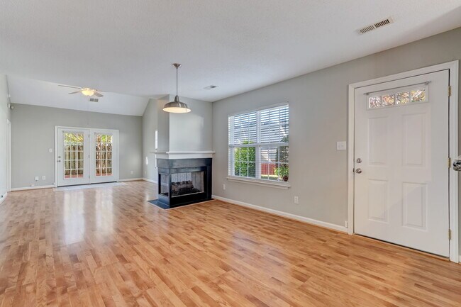 Building Photo - 35 Cambridge Oak Cir