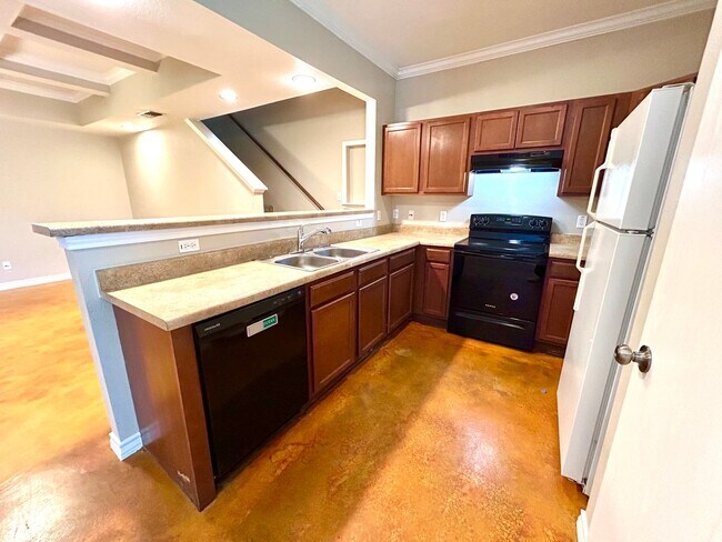 Building Photo - AVAILABLE NOW! 3 Bedroom 2.5 Bathroom Town...