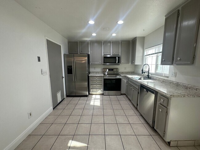 Building Photo - 308 N Riverside Dr