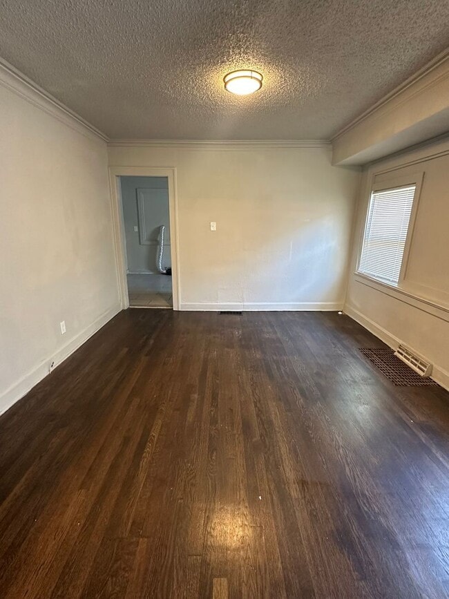 Building Photo - 5 Bedroom