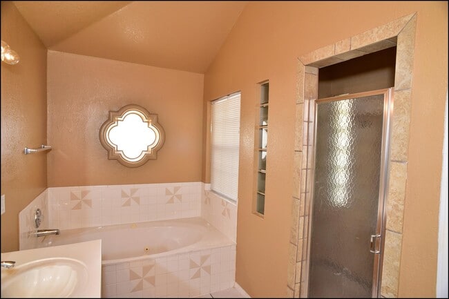 Building Photo - 2041 Shadow Ridge Dr