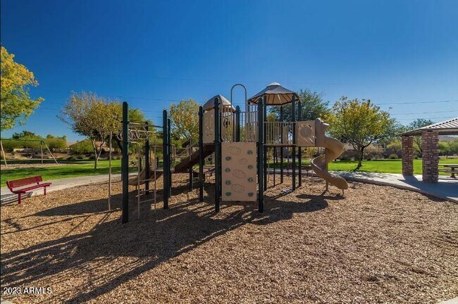 Building Photo - 2823 E Questa Dr