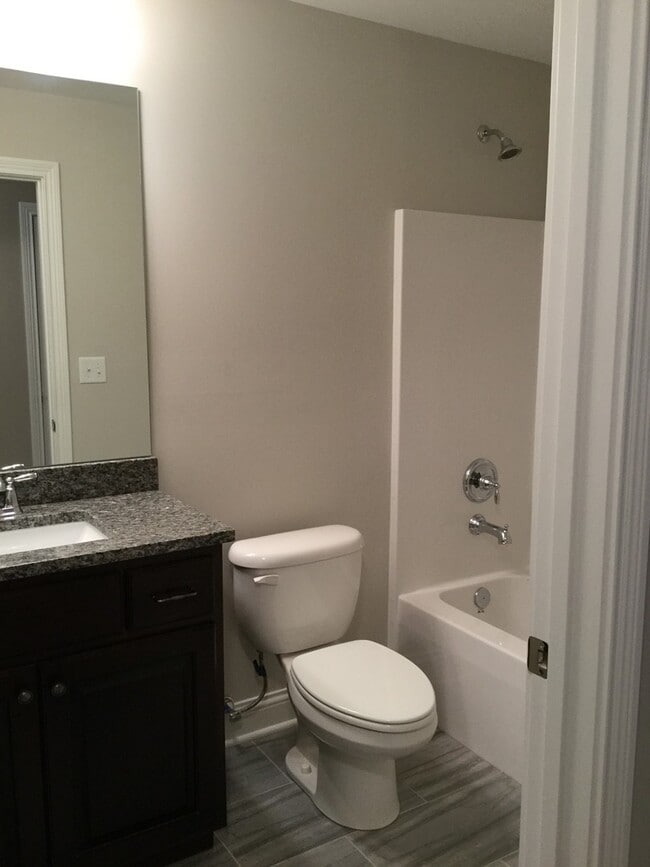 Building Photo - Beautiful 2 Bedroom 2 Bath Condo in Middle...