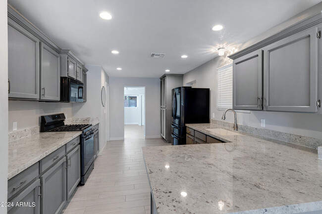 Building Photo - 607 E Encanto Dr