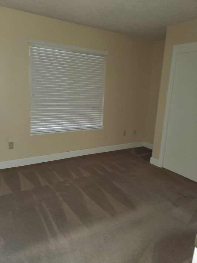 Building Photo - 3 bedroom 2 bath with Pool Off of Oakdale Road