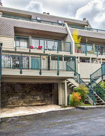 Building Photo - Redmond Condo with 2 Parking Spaces Included