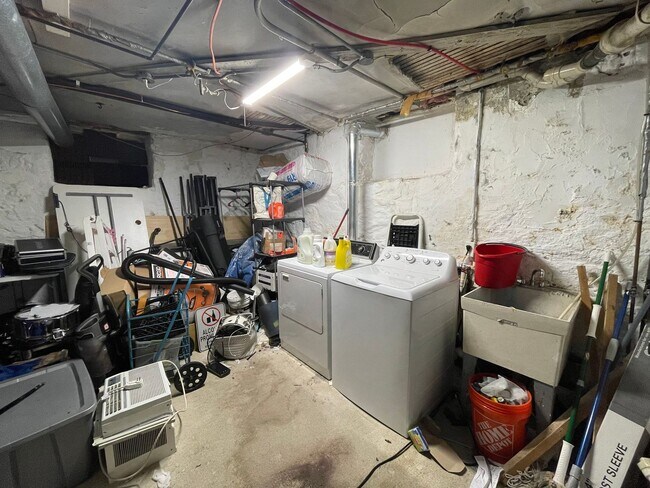 Building Photo - 9/1 No Fee! Single Family 5BR/3BA w/laundry, AC, parking, pet friendly!