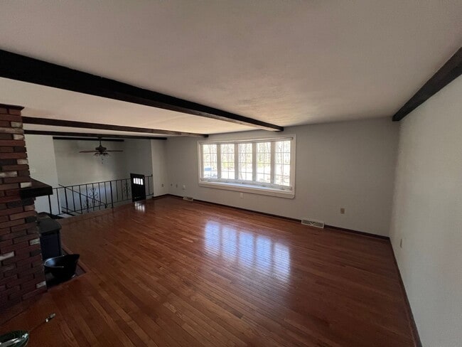 Building Photo - Check out this 3 bedroom 3 bath home for lease