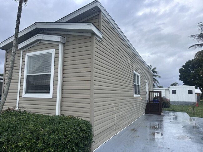 Building Photo - 6325 NW 28th Ln