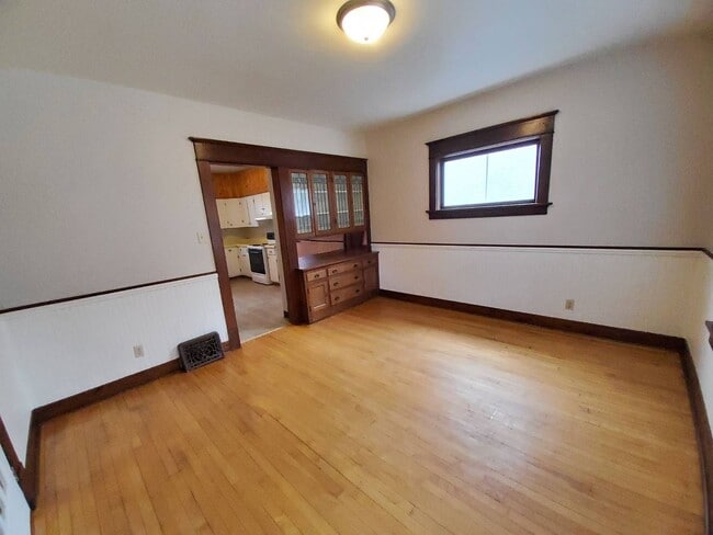 Building Photo - 1102 Chicago St