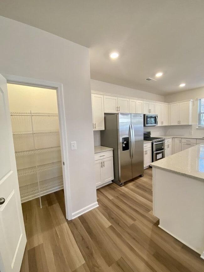 Building Photo - Beautiful 3BR/2.5BA Townhouse; Easy Access to I485 and Uptown