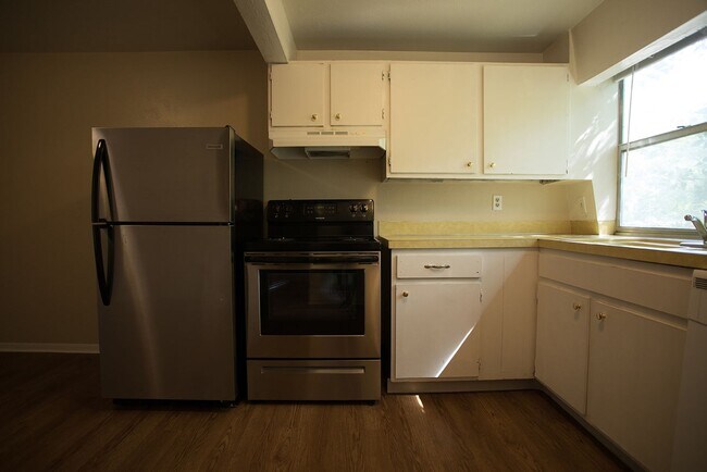 Building Photo - 604 Marine St