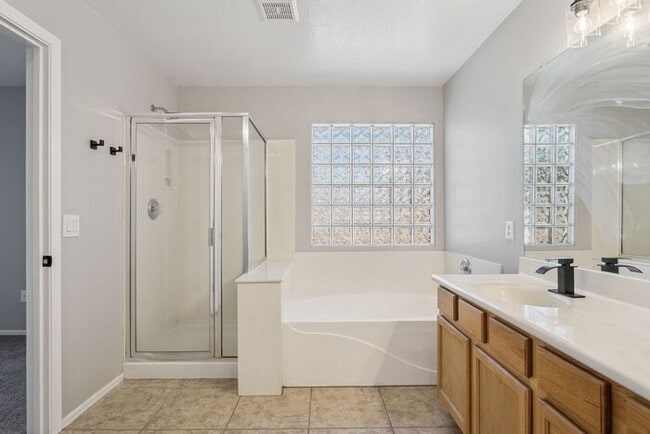 Building Photo - Nice 3 bedroom 2 bath