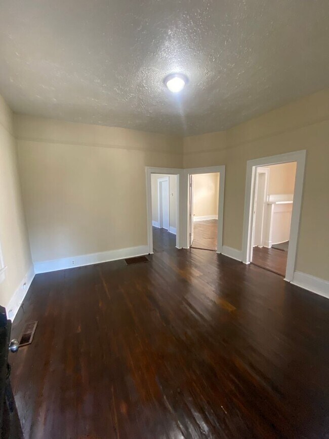 Building Photo - **ON HOLD**3 bedroom/1 bathroom (Great Loc...