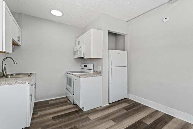 Building Photo - 621 E Main St