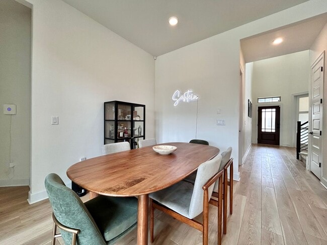 Building Photo - Spacious & Beautiful 3/BR 2/BA Two-Level Home with Garage & Fenced Yard