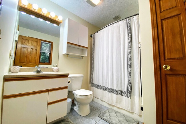 Building Photo - 140 Paquette Cir