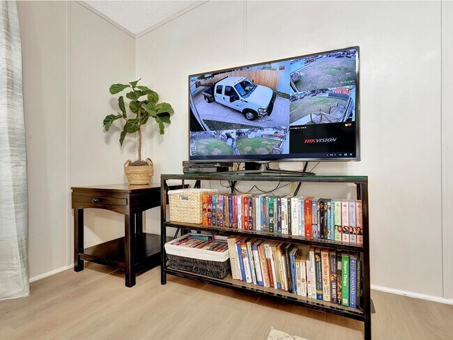 Building Photo - 506 Main St