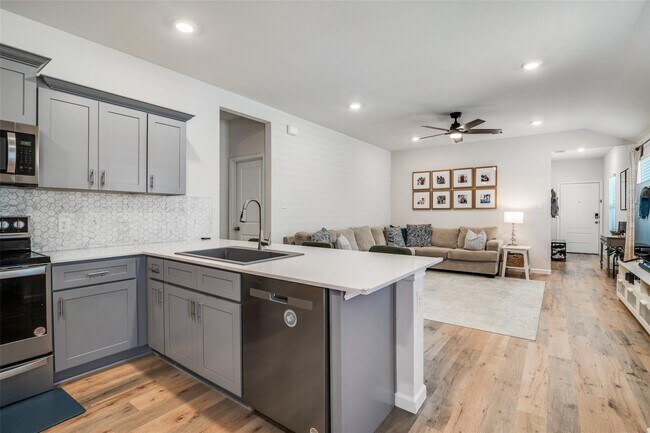 Building Photo - 911 Hay Loft Ln