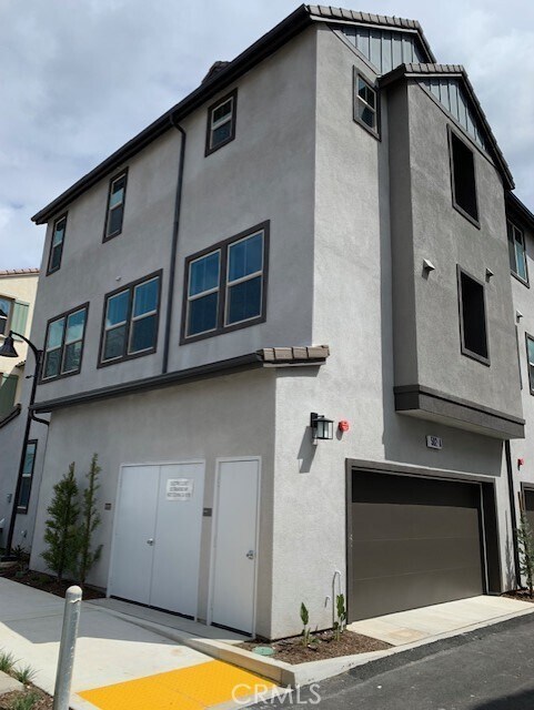 Building Photo - 502 Tamarind Way