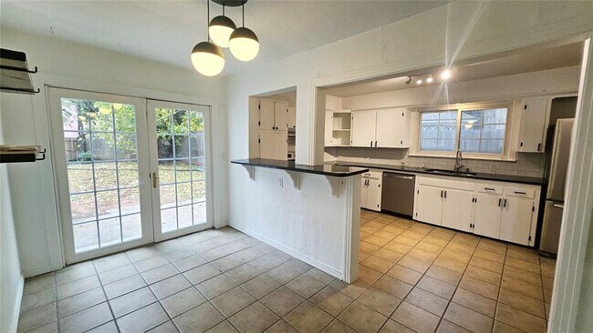 Building Photo - 2108 NW 25th St