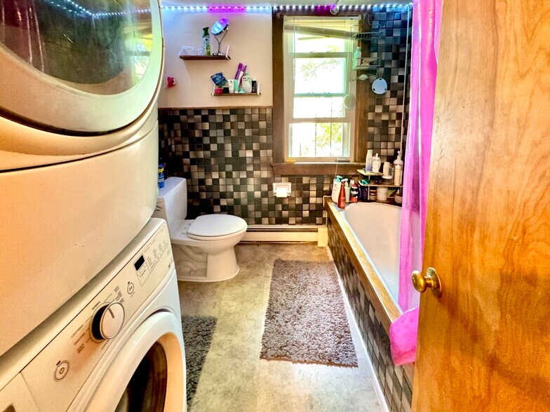 Building Photo - 2 Inman Pl