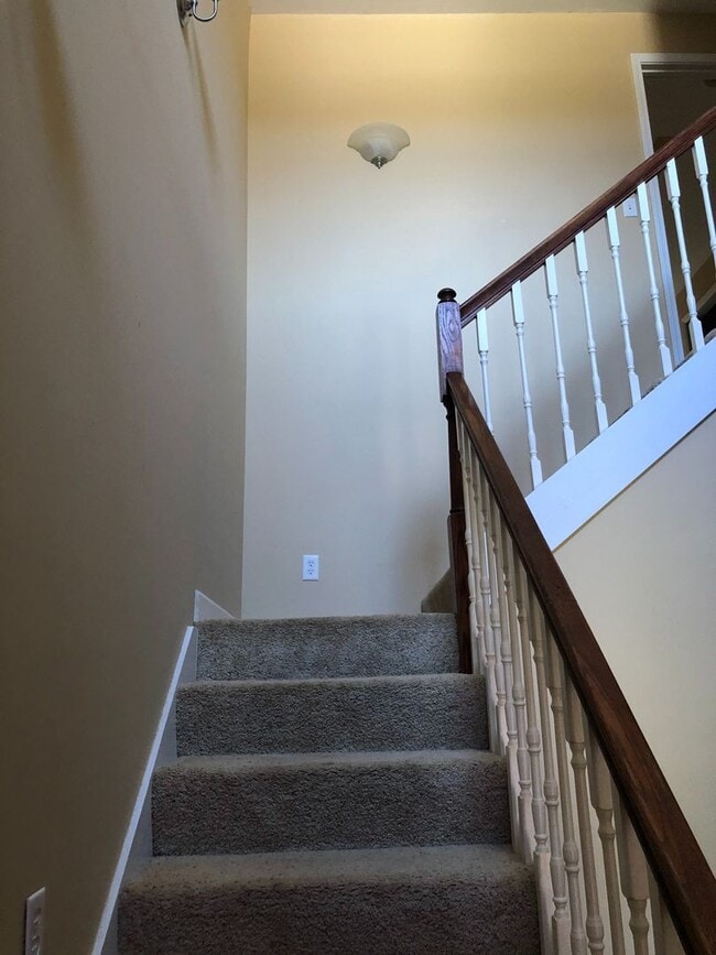 Building Photo - Eagle Landing - End Unit!