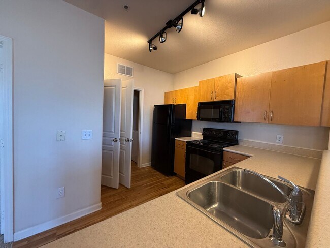 Building Photo - Bright & Comfortable 1-Bedroom Apartment i...
